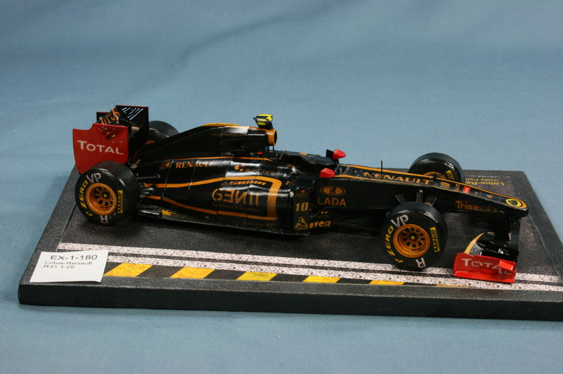 Lotus-Renault R31 1:25