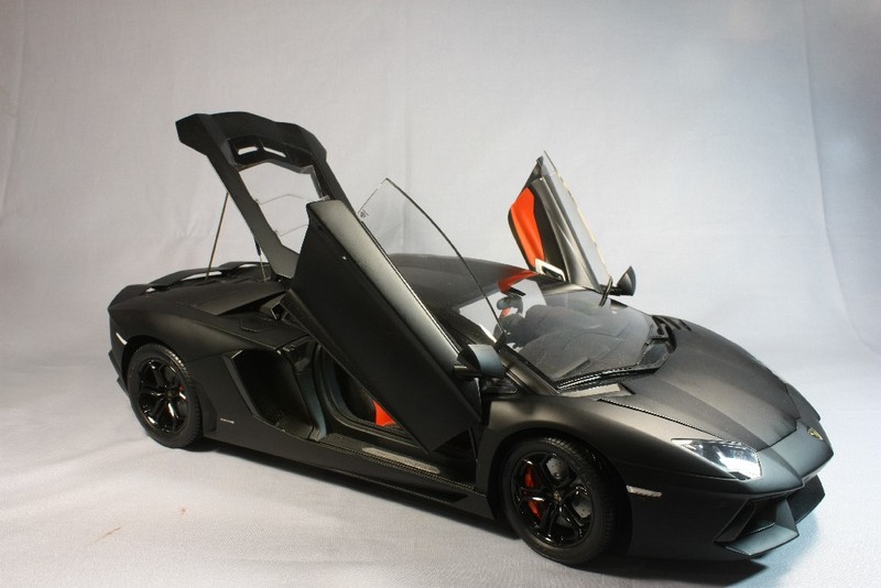 LAMBORGHINI AVENTADOR - Base Pocher + "Scratch" - Escala 1/8