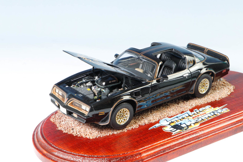 Pontiac Firebird 1977   1:25    "Los caraduras" Burt Reynolds