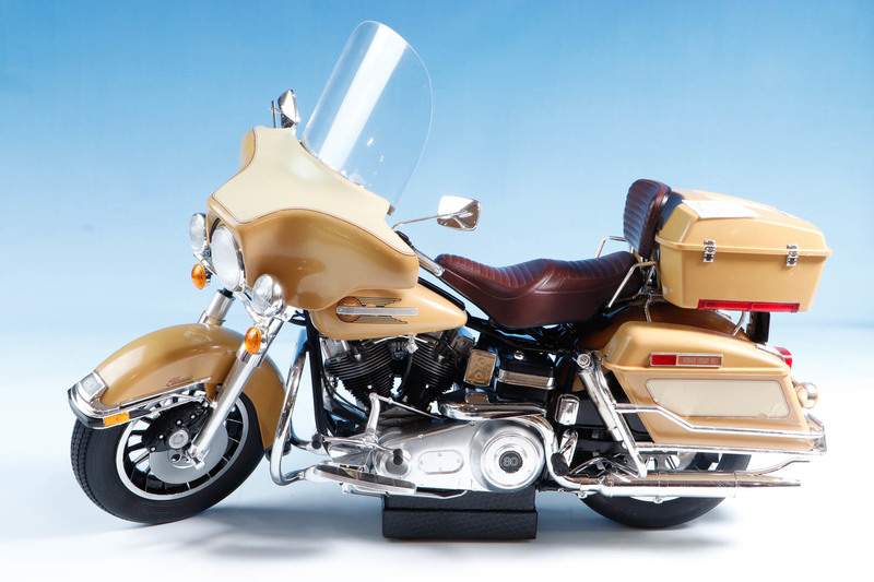 Moto Harlem-Davidson FLH Classic 1:6