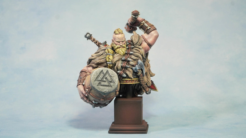 Vikingo con tambor de guerra